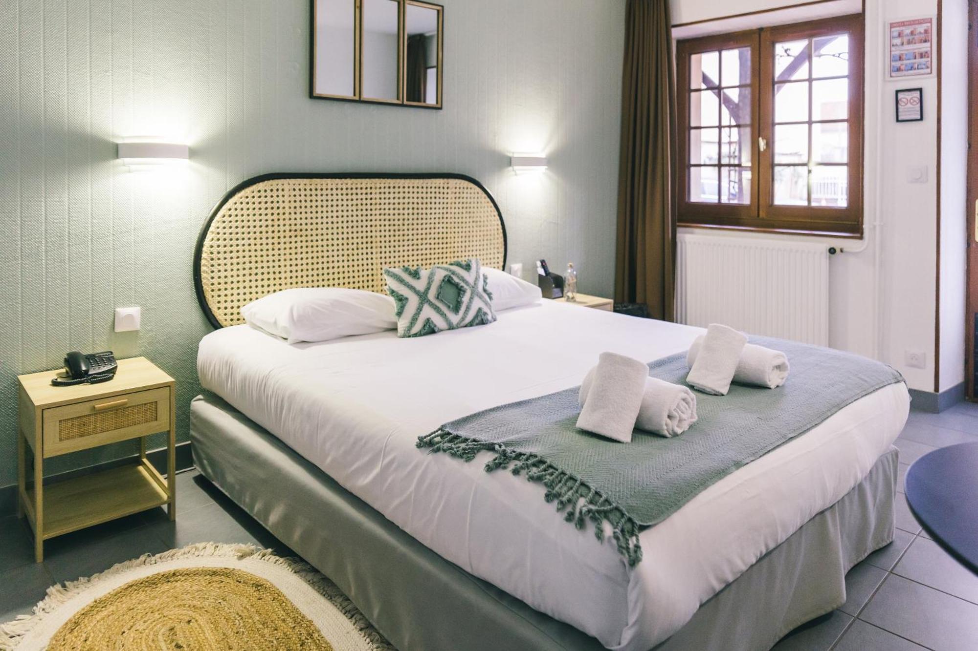 Logis Hotel & Restaurant Le Soleil D'Or 蒙蒂尼雷斯 外观 照片