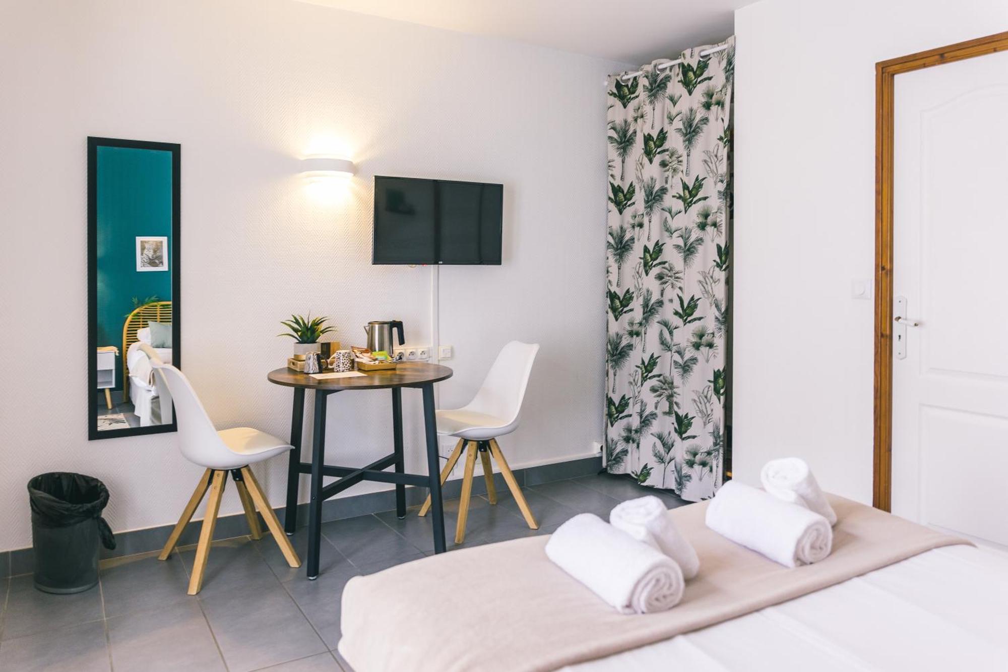 Logis Hotel & Restaurant Le Soleil D'Or 蒙蒂尼雷斯 外观 照片