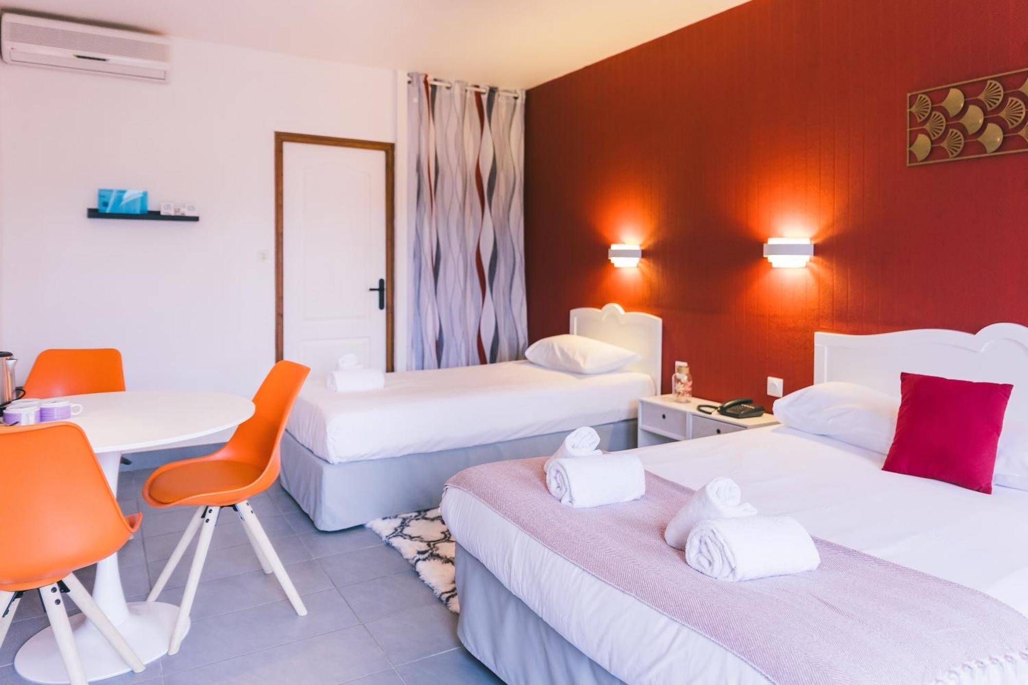 Logis Hotel & Restaurant Le Soleil D'Or 蒙蒂尼雷斯 外观 照片