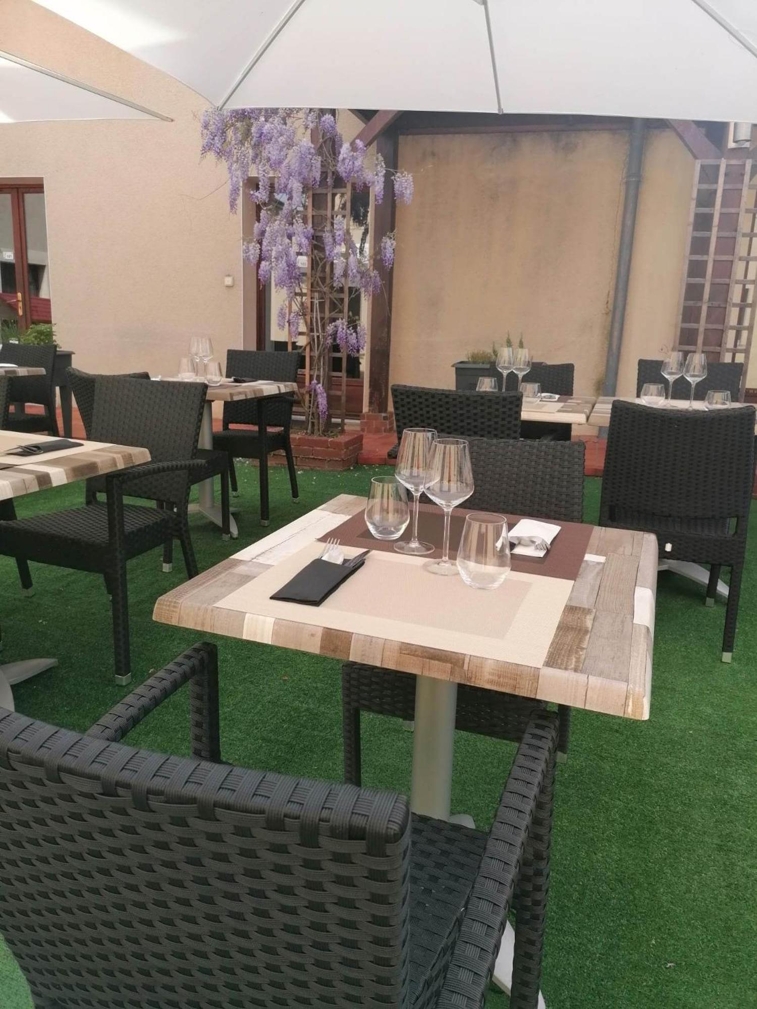 Logis Hotel & Restaurant Le Soleil D'Or 蒙蒂尼雷斯 外观 照片