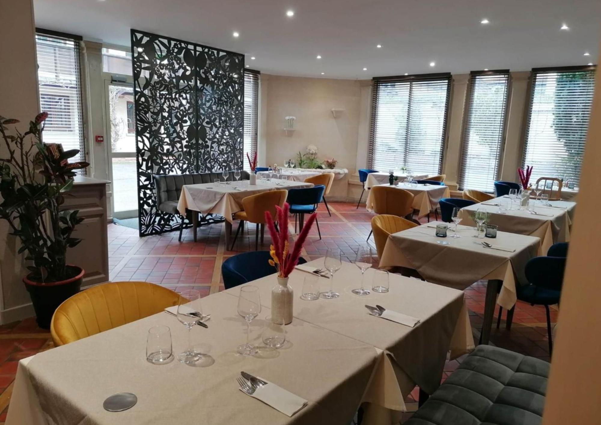 Logis Hotel & Restaurant Le Soleil D'Or 蒙蒂尼雷斯 外观 照片